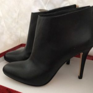 Ladies Lord & Taylor 424 Fifth Booties leather black zip back tassels NIB 8.5m